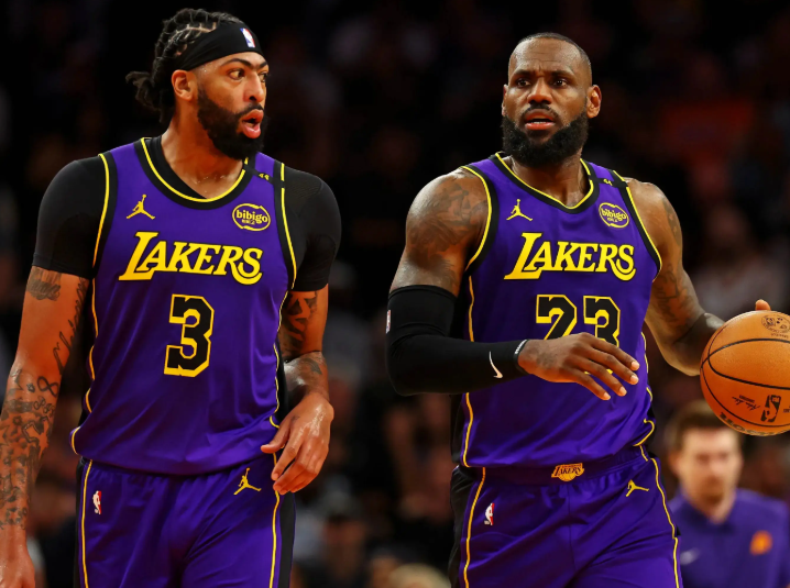 8 月 15 日讯，NBA 官方公布了备受期待的宿敌周赛程，北京时间 1 月 21 日至 1 月 25 日期间，将有 11 场焦点对决轮番上演，诸多恩怨情仇将在赛场再次碰撞。​